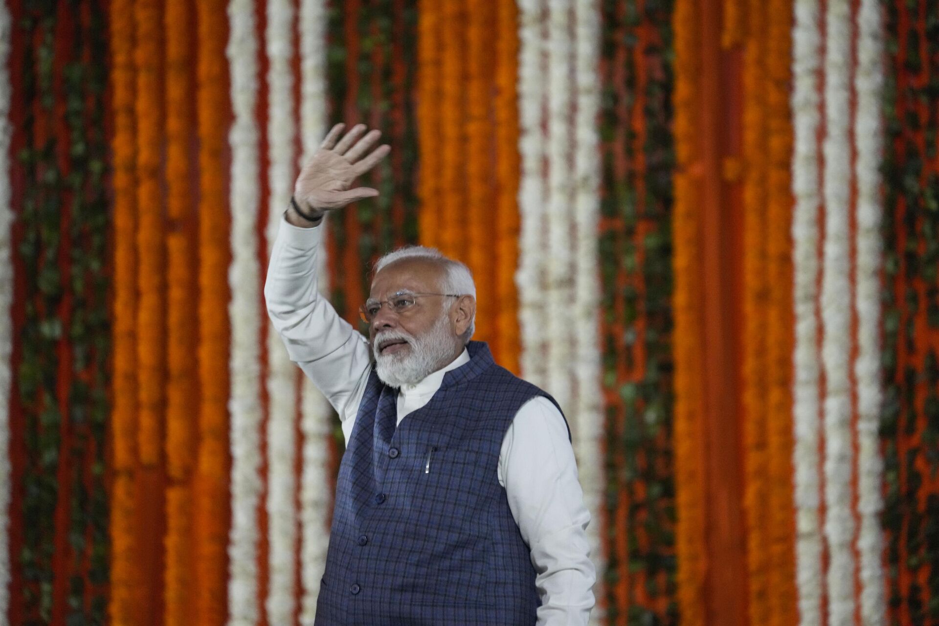 Indian Prime Minister Narendra Modi waves at a public rally at the Moulana Azad Stadium during which he inaugurated several projects in Jammu and Kashmir, in Jammu, India, Tuesday, Feb. 20, 2024. - Sputnik India, 1920, 31.12.2024