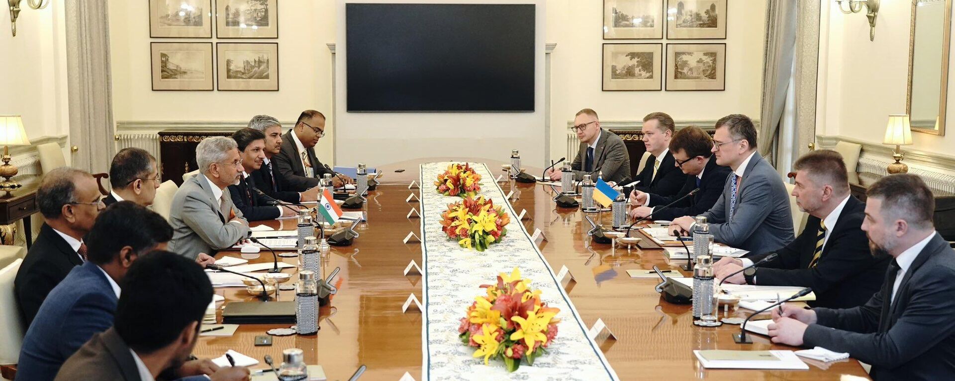 Ukrainian foreign minister Dmytro Kuleba meets Indian EAM S. Jaishankar in India. - Sputnik India, 1920, 07.04.2024