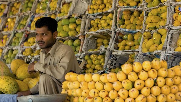 A fruit vender waiting for customers at a Sunday bazaar in Islamabad, Pakistan, Sunday, July 5, 2009.  - Sputnik India