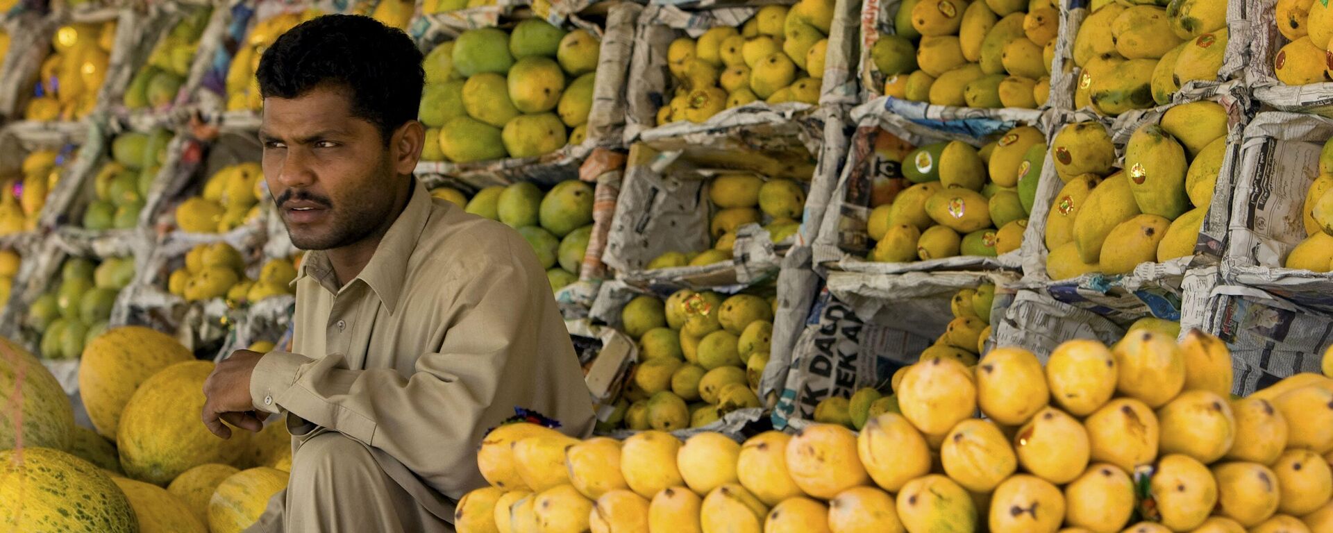 A fruit vender waiting for customers at a Sunday bazaar in Islamabad, Pakistan, Sunday, July 5, 2009.  - Sputnik India, 1920, 07.04.2024