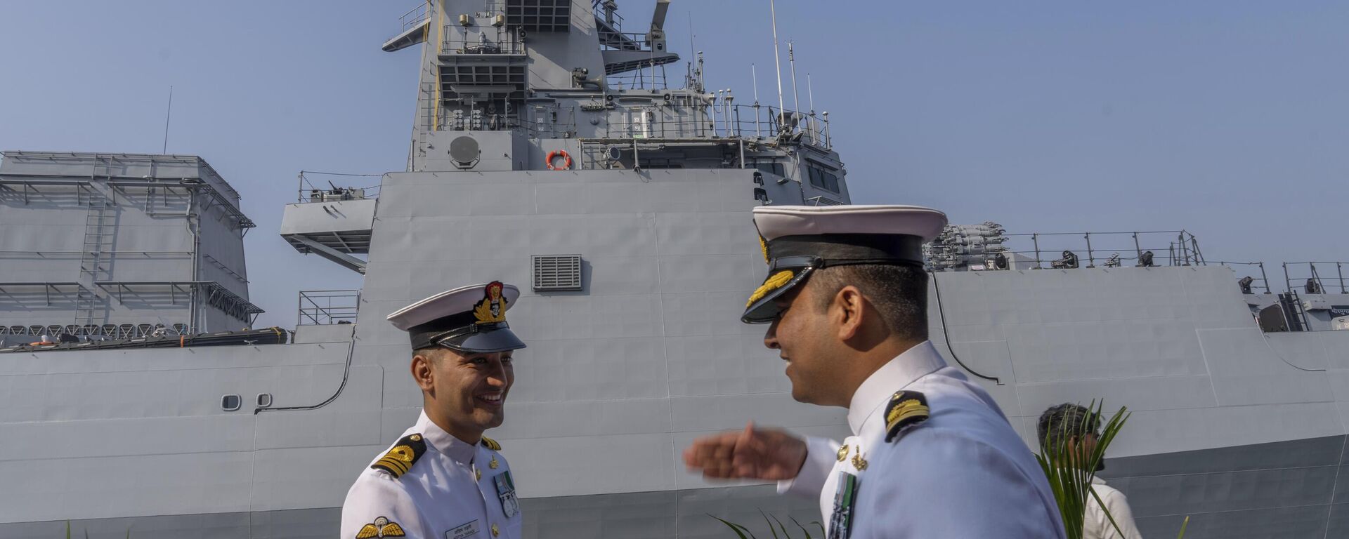 Indian navy officers greets each other during the commissioning ceremony of INS Mormugao, the stealth guided-missile destroyer ship at a naval dockyard in Mumbai, India, Sunday, Dec. 18, 2022.  - Sputnik भारत, 1920, 11.04.2024