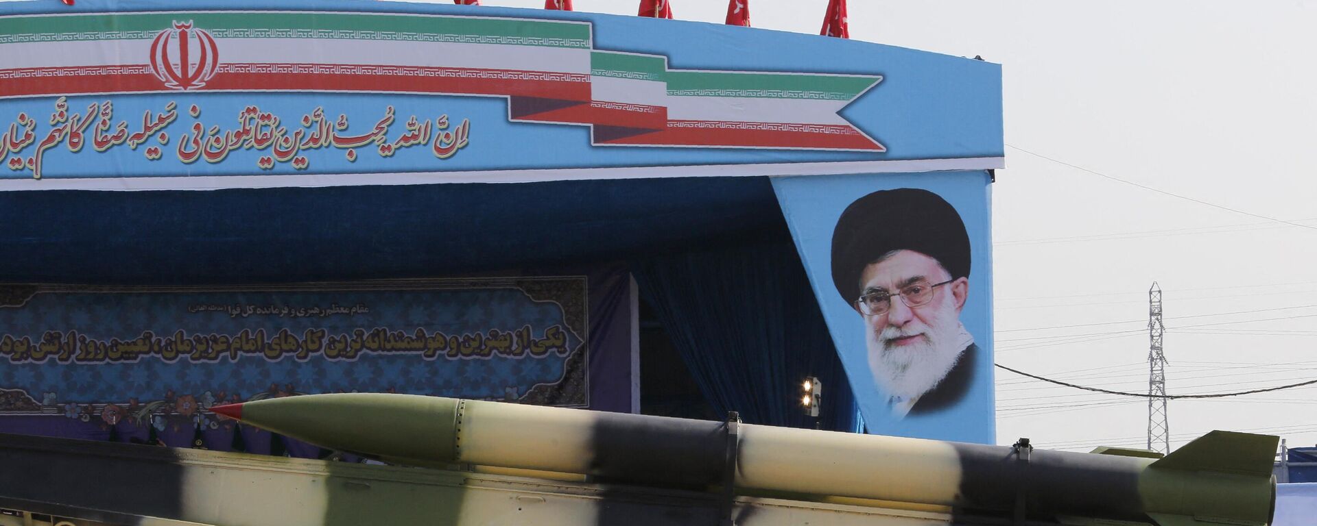 An Iranian military truck carries missiles past a portrait of Iran's Supreme Leader Ayatollah Ali Khamenei during a parade on the occasion of the country's annual army day on April 18, 2018 in Tehran. - Sputnik भारत, 1920, 12.04.2024
