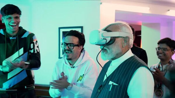PM Modi tries helmet of virtual reality and plays games - Sputnik India