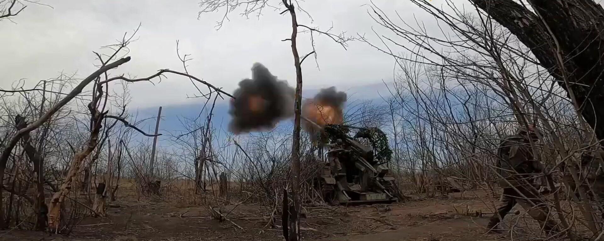 📹💥The Russian Giatsint-S howitzer unit of the Center group of troops has destroyed Ukrainian artillery guns in the Avdeyevka area during a counter-battery battle, the Russian Defense Ministry told Sputnik. - Sputnik भारत, 1920, 12.04.2024