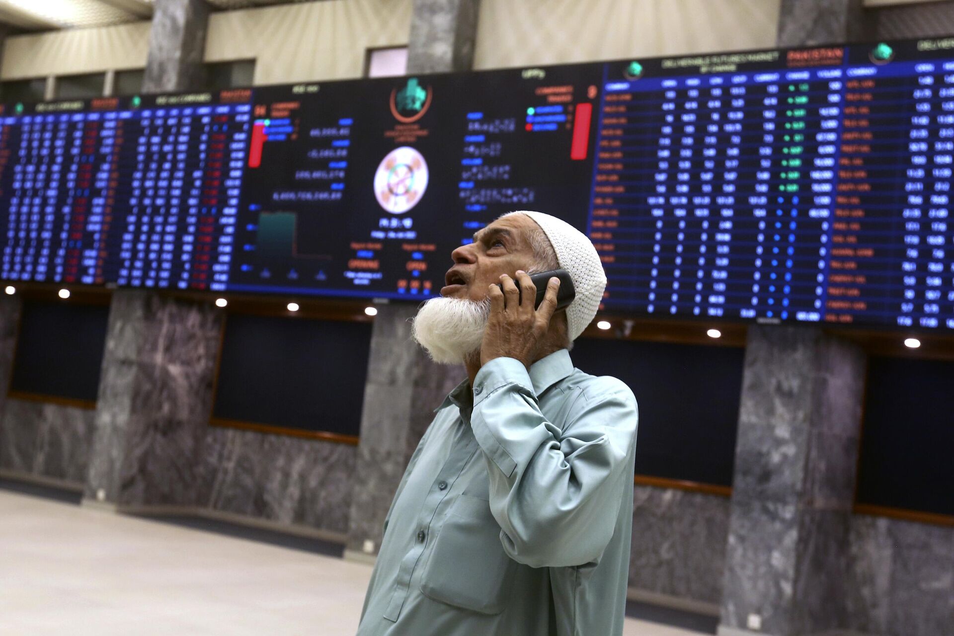 An investor monitors Index on the big screen at at the Pakistan Stock Exchange (PSE), in Karachi, Pakistan, Friday, June 24, 2022.  - Sputnik India, 1920, 16.04.2024