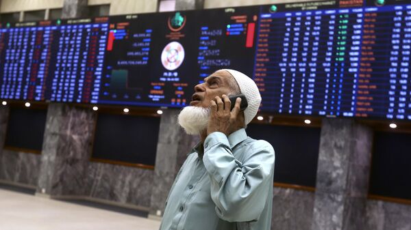 An investor monitors Index on the big screen at at the Pakistan Stock Exchange (PSE), in Karachi, Pakistan, Friday, June 24, 2022.  - Sputnik भारत