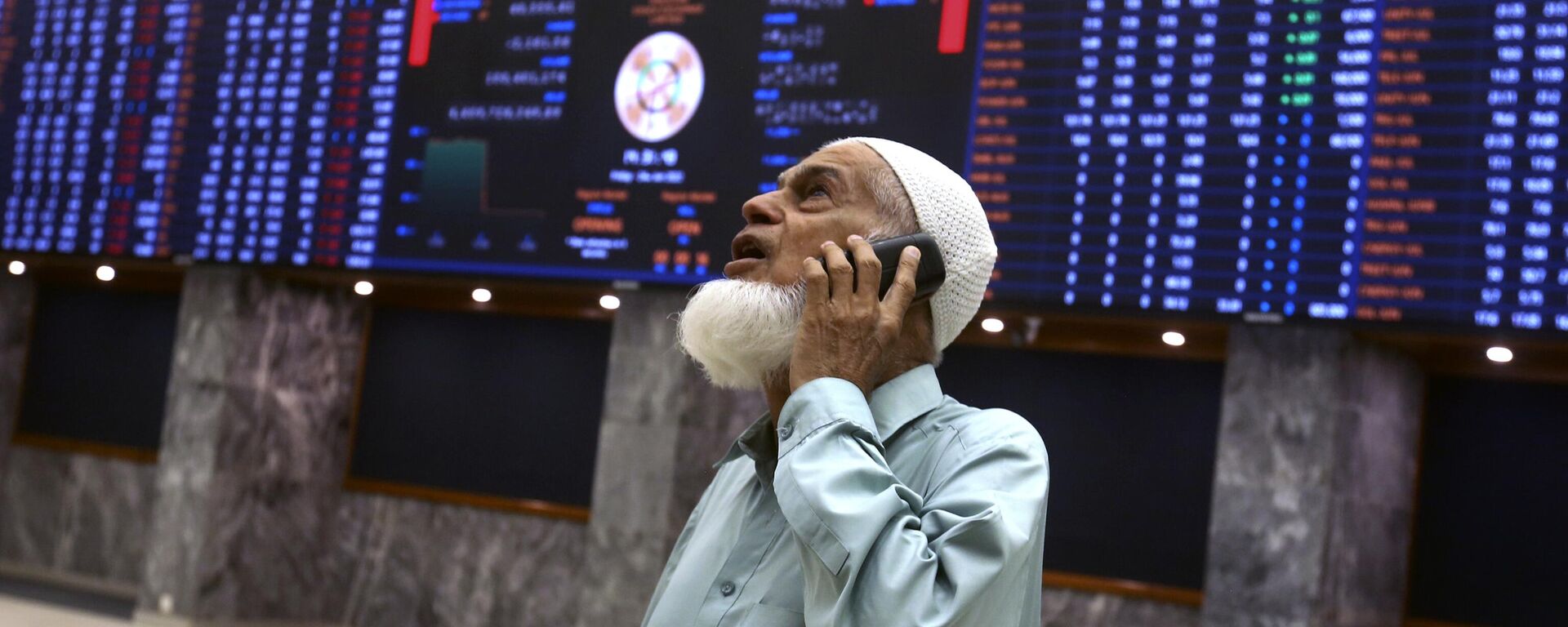 An investor monitors Index on the big screen at at the Pakistan Stock Exchange (PSE), in Karachi, Pakistan, Friday, June 24, 2022.  - Sputnik भारत, 1920, 29.04.2024