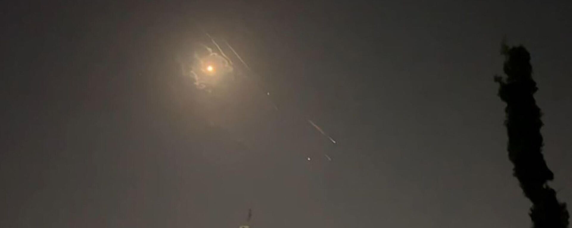 Video grab shows explosions lighting up Jerusalem sky during Iranian attack on Israel.  - Sputnik भारत, 1920, 15.04.2024