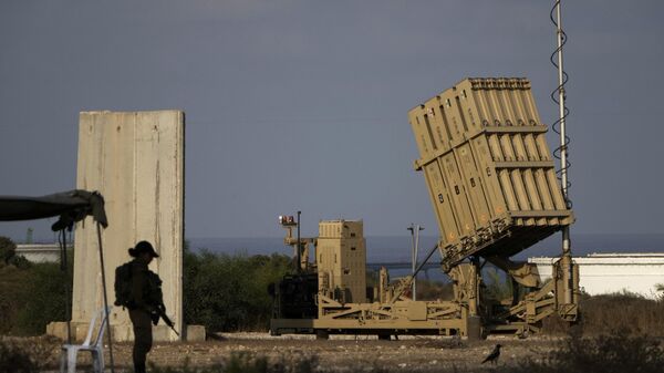 A battery of Israel's Iron Dome defense missile system, deployed to intercept rockets, sits in Ashkelon, southern Israel, Aug. 7, 2022. - Sputnik India