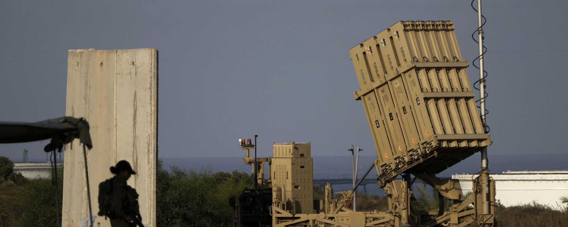 A battery of Israel's Iron Dome defense missile system, deployed to intercept rockets, sits in Ashkelon, southern Israel, Aug. 7, 2022. - Sputnik India, 1920, 14.04.2024