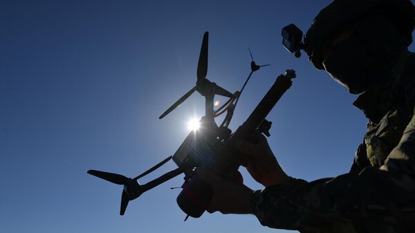 FPV kamikaze drone in the hands of a Russian soldier in the zone of the special military operation. - Sputnik India