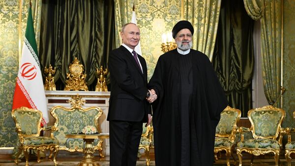 Russian President Vladimir Putin and Iranian President Ebrahim Raisi shake hands as they pose for a photo before a meeting at the Kremlin - Sputnik भारत