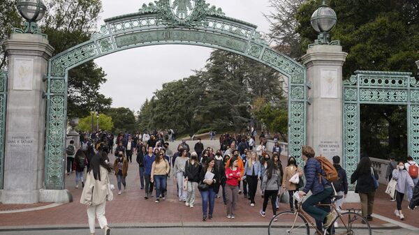 Students make their way through the Sather Gate near Sproul Plaza on the University of California, Berkeley, campus Tuesday, March 29, 2022, in Berkeley, Calif. After statewide bans on affirmative action in states from California to Florida, colleges have tried a range of strategies to achieve a diverse student body – giving greater preference to low-income families and admitting top students from communities across their states. But after years of experimentation, some states requiring race-neutral policies have seen drops in Black and Hispanic enrollments. (AP Photo/Eric Risberg, File) - Sputnik India