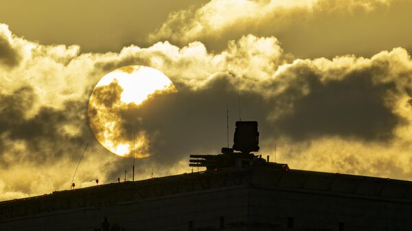 An air defense system is seen during sunset on the roof of the main building of the Russian Defense Ministry in Moscow, Russia, Wednesday, Nov. 1, 2023. - Sputnik भारत