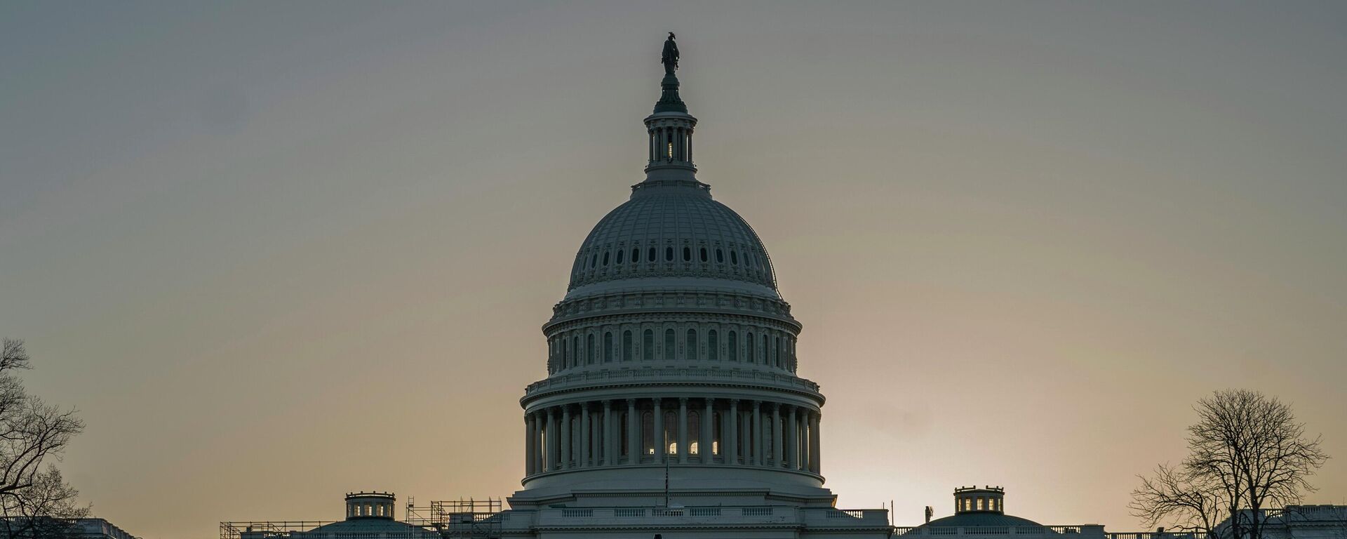 The U.S. Capitol building is seen as the sun rises in Washington - Sputnik भारत, 1920, 21.04.2024