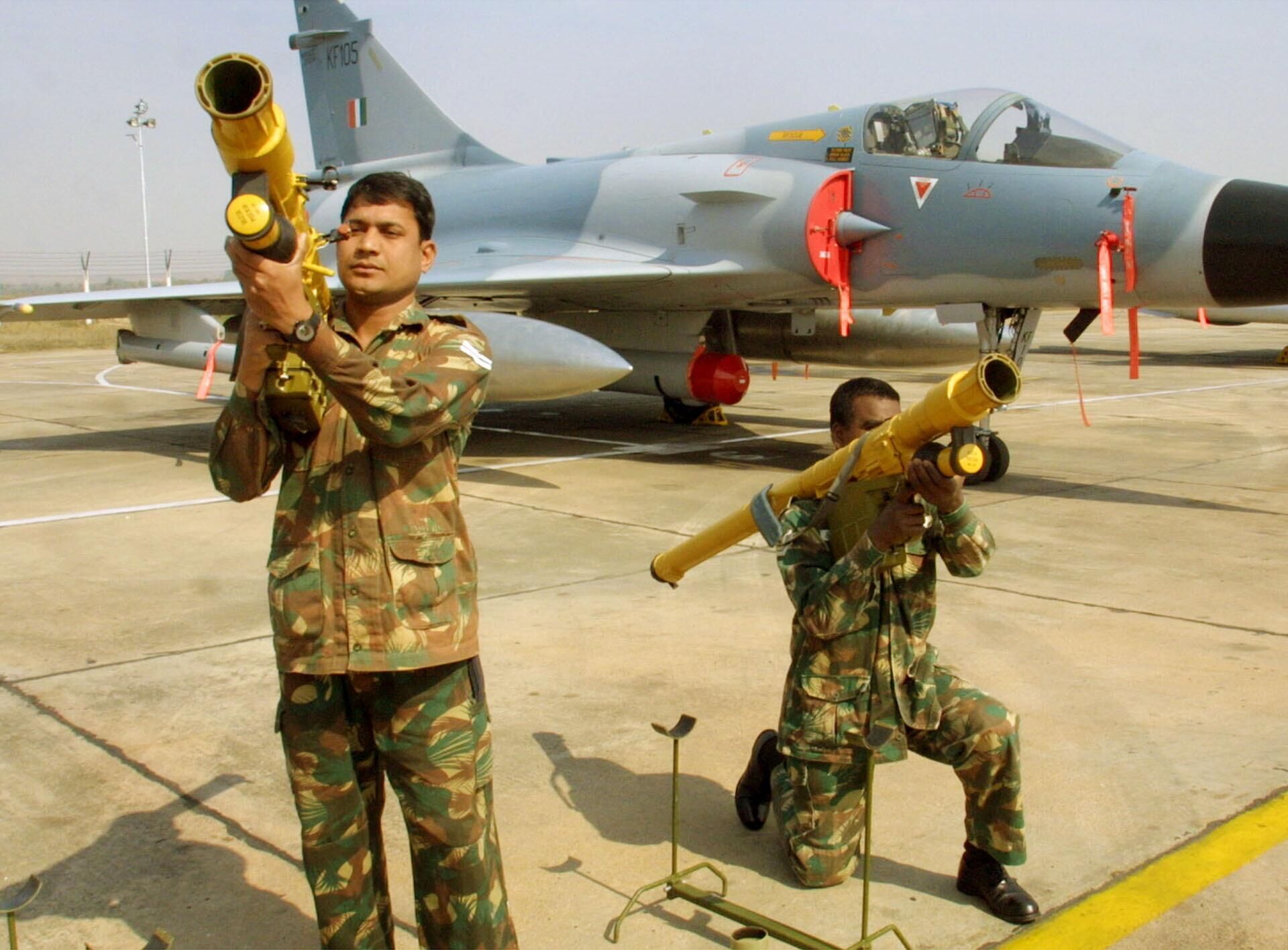 Indian airmen display the Igla IM missile system, a portable anti aircraft weapon, designed in Russia, during a joint exercise with the French airforce in Gwalior, India, in this Feb.12, 2003 photo. Indian airmen display the Igla IM missile system, a portable anti aircraft weapon, designed in Russia, during a joint exercise with the French airforce in Gwalior, India, in this Feb.12, 2003 photo. - Sputnik भारत, 1920, 13.05.2025