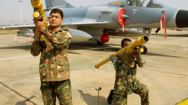 Indian airmen display the Igla IM missile system, a portable anti aircraft weapon, designed in Russia, during a joint exercise with the French airforce in Gwalior, India, in this   Feb.12, 2003  photo.  - Sputnik India