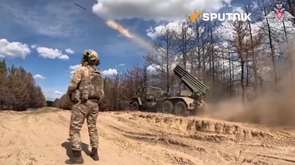 Russian Rocket Artillery Erases Ukrainian Positions - Sputnik भारत