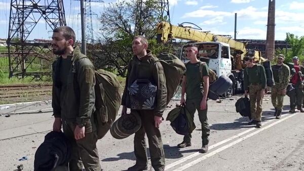 In this handout video grab released by the Russian Defence Ministry, Ukrainian soldiers of the Azov battalion who have surrendered at the Azovstal steel plant walk on a road in the Russia-controlled port city of Mariupol, Donetsk People's Republic - Sputnik भारत