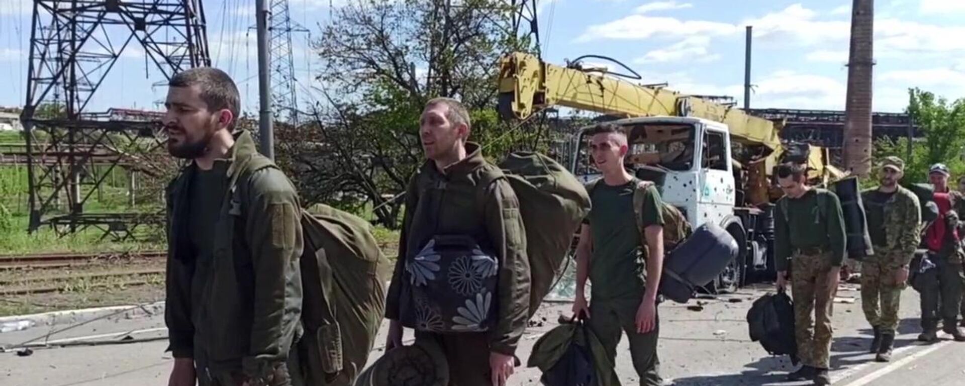 In this handout video grab released by the Russian Defence Ministry, Ukrainian soldiers of the Azov battalion who have surrendered at the Azovstal steel plant walk on a road in the Russia-controlled port city of Mariupol, Donetsk People's Republic - Sputnik भारत, 1920, 29.04.2024