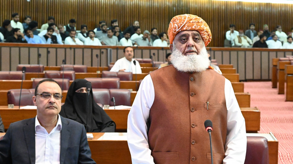 Pakistani leader Maulana Fazlur Rehman highlighted the contrasting trajectories of India and Pakistan, with India aspiring to global superpower status while Pakistan faces economic challenges. - Sputnik भारत