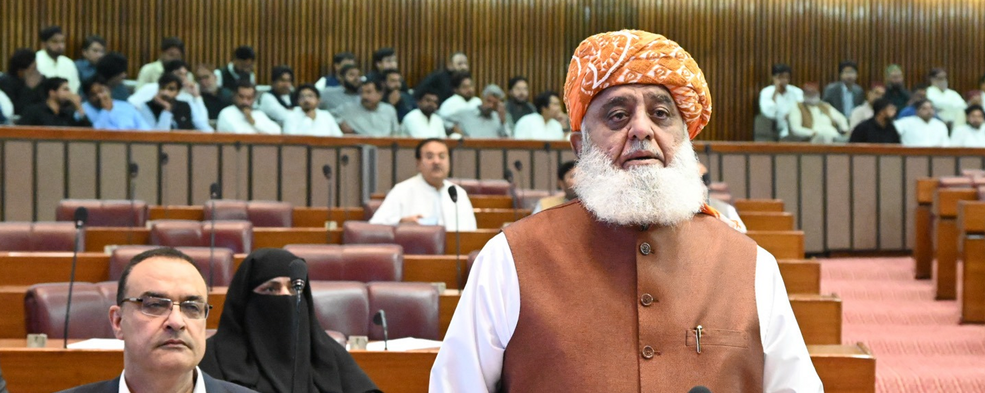Pakistani leader Maulana Fazlur Rehman highlighted the contrasting trajectories of India and Pakistan, with India aspiring to global superpower status while Pakistan faces economic challenges. - Sputnik भारत, 1920, 30.04.2024