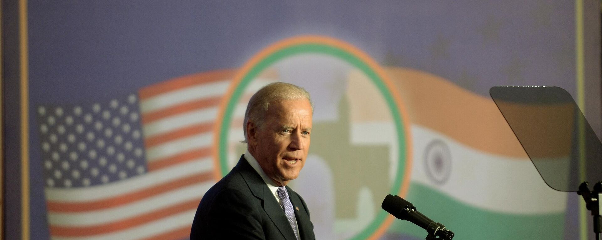 US Vice President Joe Biden addresses a gathering of Indian businessmen at the Bombay Stock Exchange (BSE) in Mumbai on July 24, 2013. - Sputnik भारत, 1920, 19.05.2024