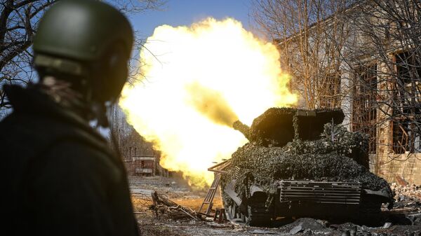 Russian servicemen fire from T-72B tank in the Avdeyevka sector - Sputnik भारत