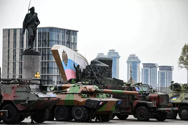 बाएं से दाएं: फिनिश Sisu XA-180 APC, फ्रेंच AMX-10RC बख्तरबंद लड़ाकू वाहन, ब्रिटिश मास्टिफ बख्तरबंद वाहन। - Sputnik भारत