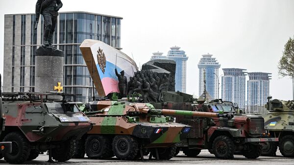A Patria Pasi XA-180 armoured personnel carrier (APC), AMX-10 RC armoured fighting vehicle and a Mastiff protected patrol vehicle are pictured before an opening of an exhibition of foreign-made military equipment captured in the course of Russia's military operation in Ukraine, on Poklonnaya Hill in Moscow - Sputnik भारत