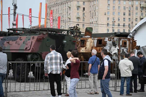 ट्रॉफी वाहनों की प्रदर्शनी ने सैकड़ों आगंतुकों को पोकलोन्नया हिल की ओर आकर्षित किया। - Sputnik भारत