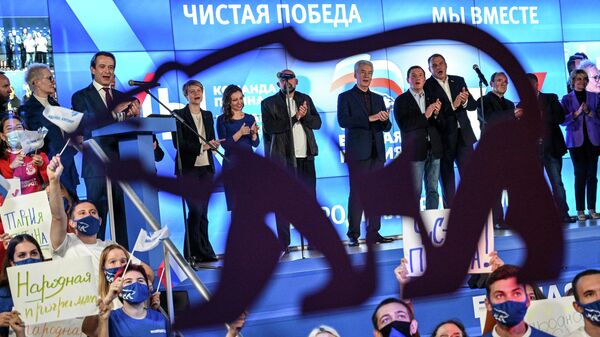 Members of the United Russia political party applaud at the party's public support headquarters after the parliamentary elections, in Moscow, Russia - Sputnik भारत