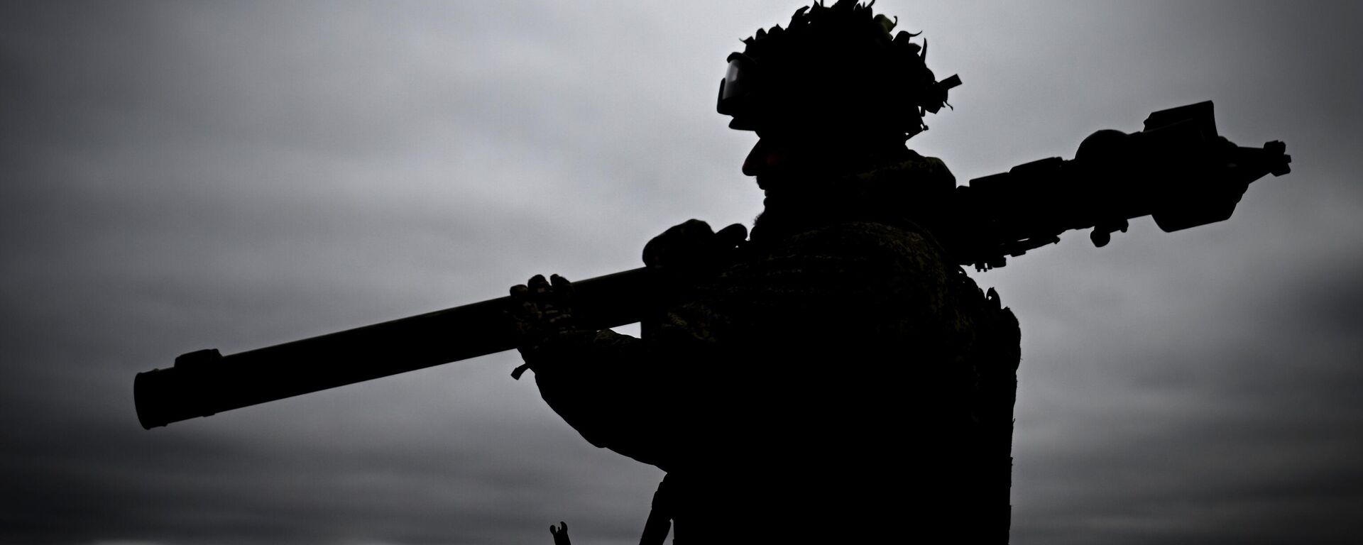 A Russian soldier from the crew of the Igla man-portable anti-aircraft missile system (MANPADS) in the zone of the special military operation. - Sputnik भारत, 1920, 13.08.2024