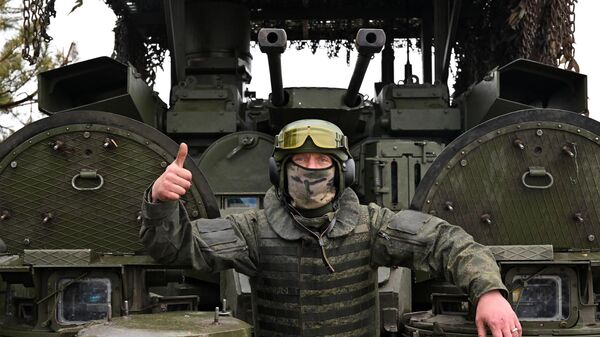 A serviceman of Russian Central Military District gives a thumbs-up - Sputnik भारत