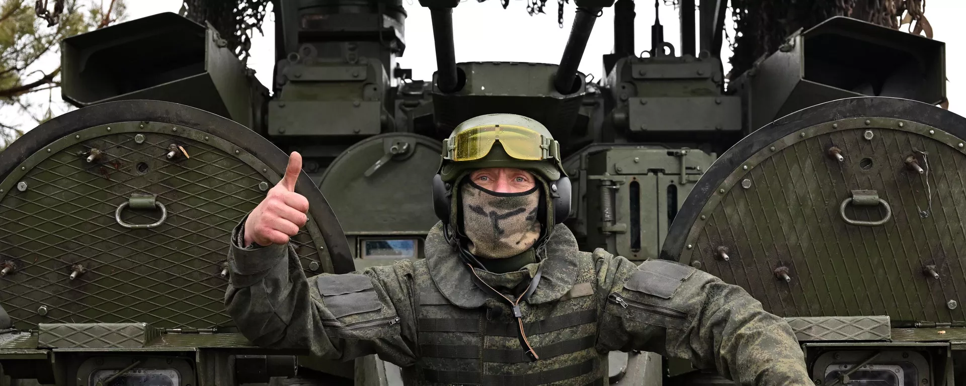 A serviceman of Russian Central Military District gives a thumbs-up - Sputnik भारत, 1920, 12.05.2024