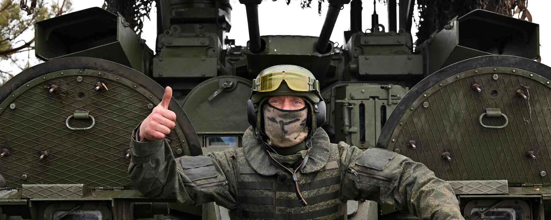 A serviceman of Russian Central Military District gives a thumbs-up - Sputnik India, 1920, 05.05.2024