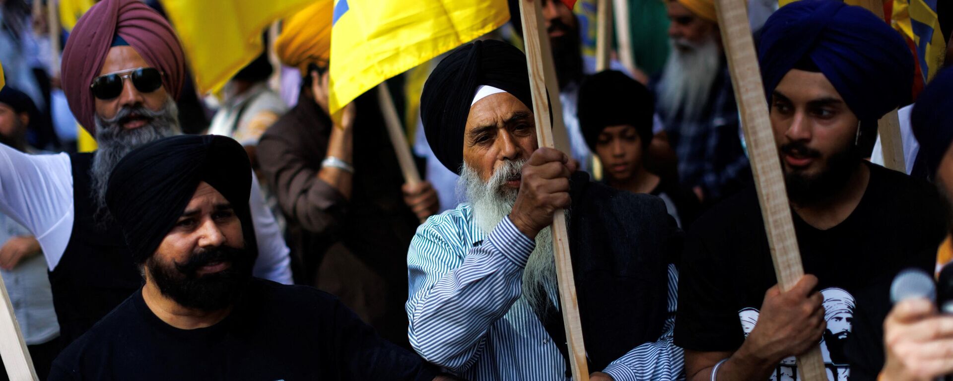 Demonstrators rally in support of Khalistan, an advocated independent Sikh homeland, in Toronto on September 25, 2023, following the murder of Sikh separatist Hardeep Singh Nijjar. - Sputnik भारत, 1920, 19.06.2024