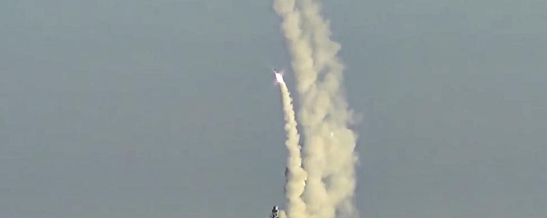 This handout photo taken from video released by Russian Defense Ministry Press Service on Friday, July 15, 2022 shows a long-range Kalibr cruise missiles launched by a Russian military ship from an unknown location.  - Sputnik India, 1920, 17.07.2026