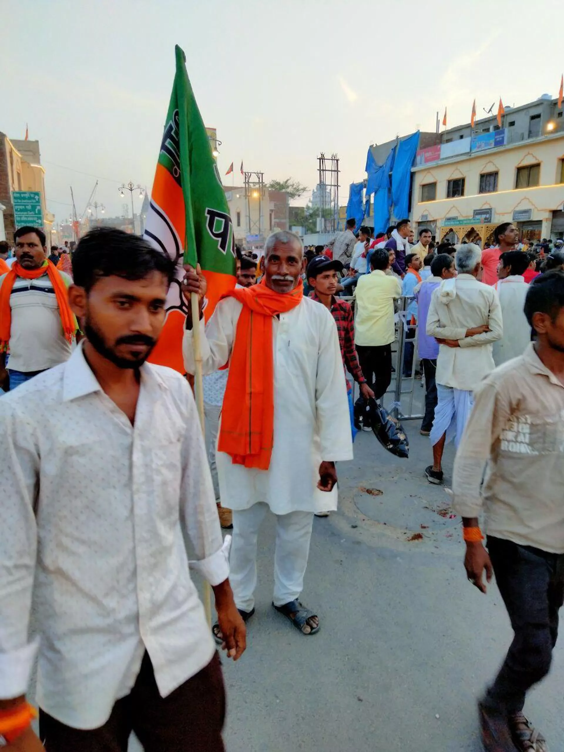 BJP supporters throng Ayodhya as Modi holds roadshow in the temple town BJP supporters throng Ayodhya as Modi holds roadshow in the temple town - Sputnik India, 1920, 07.05.2024