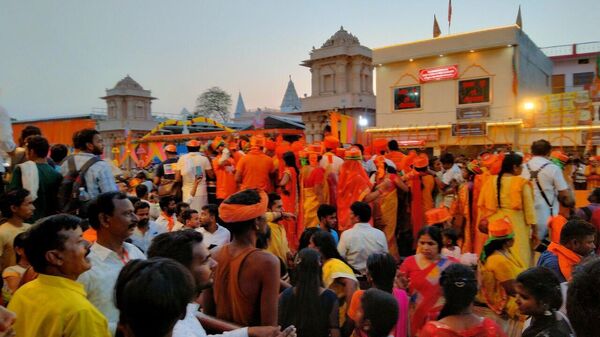 BJP supporters throng Ayodhya as Modi holds roadshow in the temple town - Sputnik India