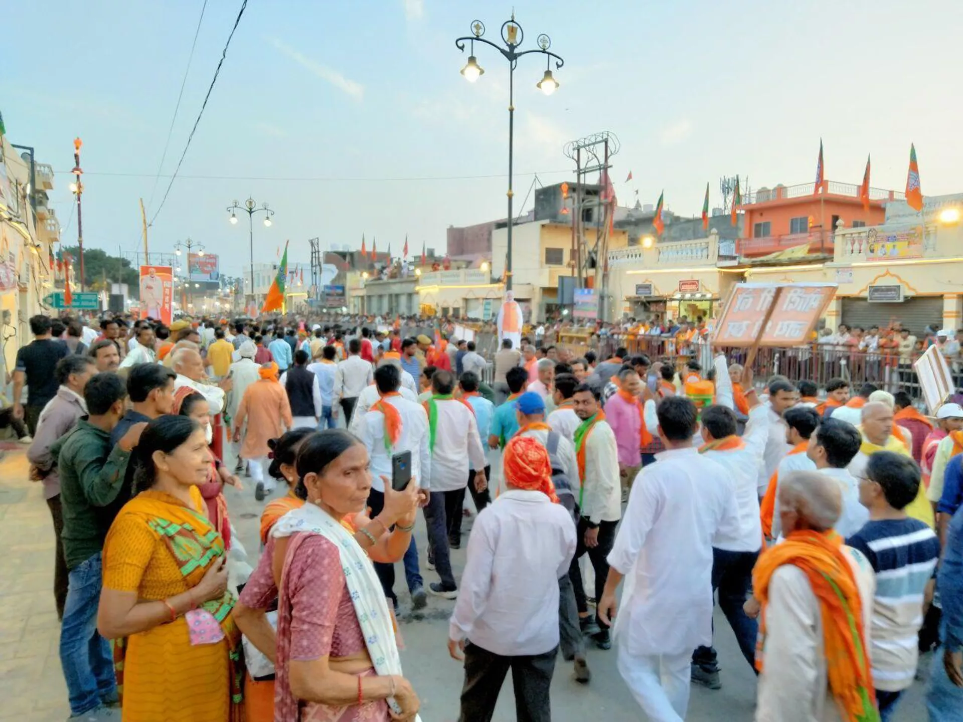 BJP supporters throng Ayodhya as Modi holds roadshow in the temple town BJP supporters throng Ayodhya as Modi holds roadshow in the temple town - Sputnik India, 1920, 07.05.2024