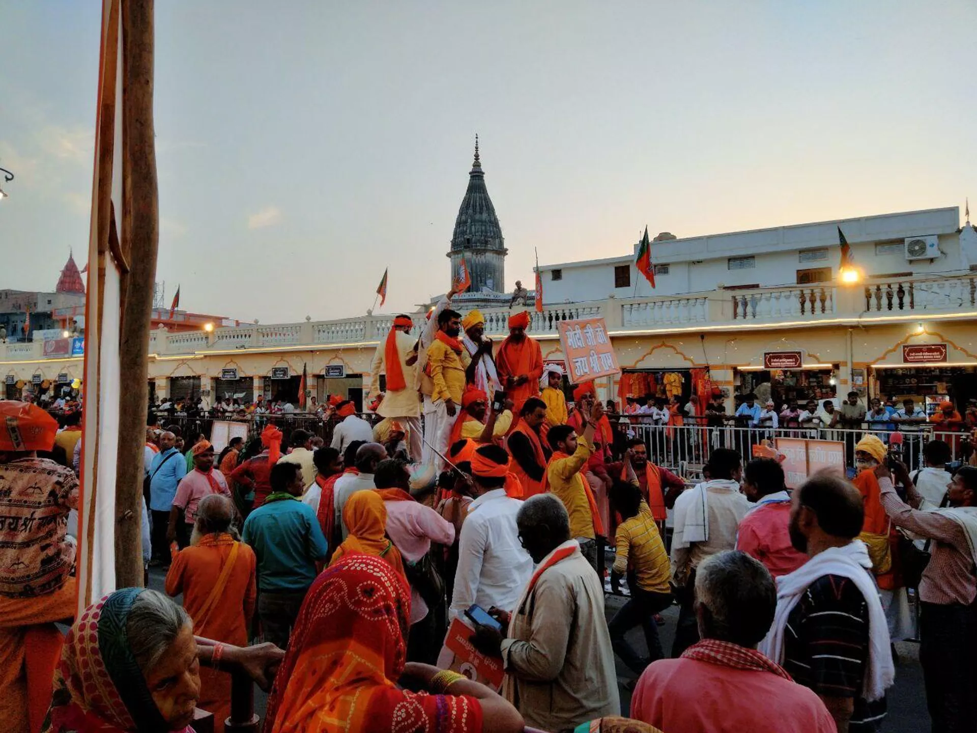 BJP supporters throng Ayodhya as Modi holds roadshow in the temple town BJP supporters throng Ayodhya as Modi holds roadshow in the temple town - Sputnik India, 1920, 07.05.2024