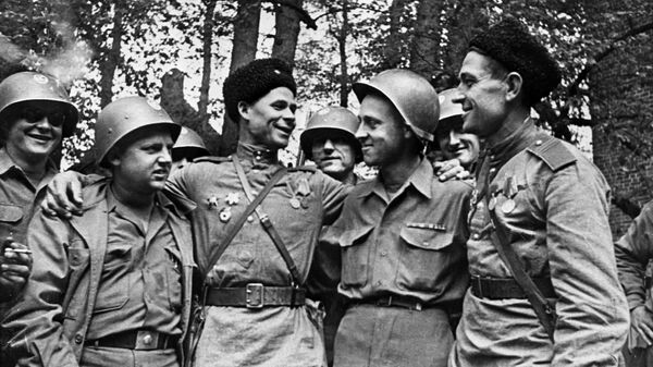 Встреча американских и советских солдат 25 апреля 1945 года недалеко от города Торгау на Эльбе - Sputnik India