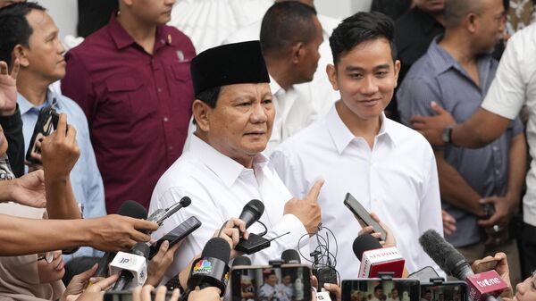 Indonesian Defense Minister and president-elect Prabowo Subianto, left, talks to journalist as his running mate Gibran Rakabuming Raka, the eldest son of Indonesian President JokoWidodo, listens after their formal declaration as president and vice president-elect at the General Election Commission building in Jakarta, Indonesia, Wednesday, April 24, 2024. - Sputnik भारत