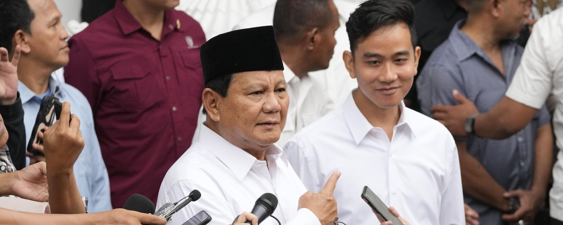 Indonesian Defense Minister and president-elect Prabowo Subianto, left, talks to journalist as his running mate Gibran Rakabuming Raka, the eldest son of Indonesian President JokoWidodo, listens after their formal declaration as president and vice president-elect at the General Election Commission building in Jakarta, Indonesia, Wednesday, April 24, 2024. - Sputnik India, 1920, 09.05.2024