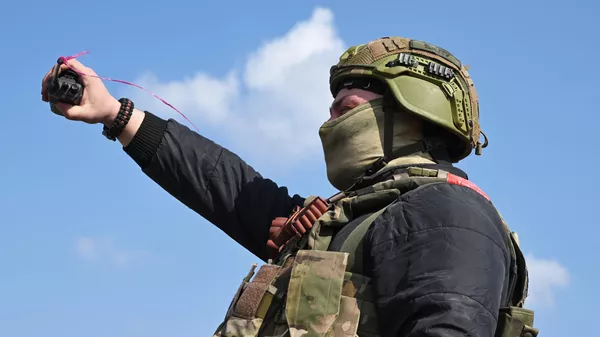 A Supercam drone operator from Russia's Battlegroup Tsentr in control of the unmanned aerial vehicle (UAV) - Sputnik भारत