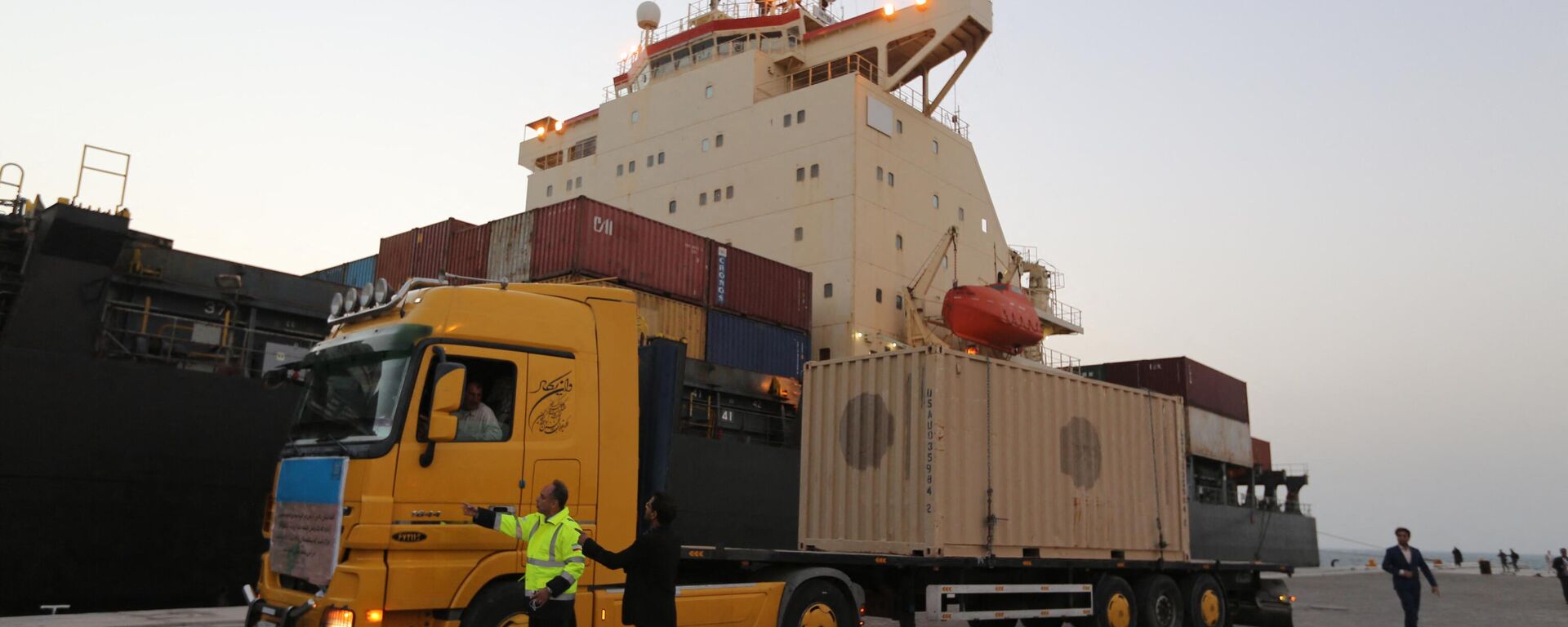 A truck transporting cargo from Afghanistan to be exported to India is seen at Shahid Beheshti Port in the southeastern Iranian coastal city of Chabahar, on the Gulf of Oman, on February 25, 2019. (Photo by ATTA KENARE / AFP) - Sputnik India, 1920, 17.05.2024