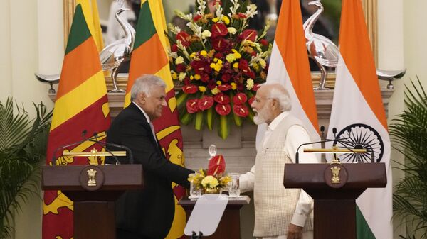 Indian Prime Minister Narendra Modi shakes hand with Sri Lankan President Ranil Wickremesinghe after making press statement respectively, in New Delhi, India, Friday, July 21, 2023. - Sputnik भारत