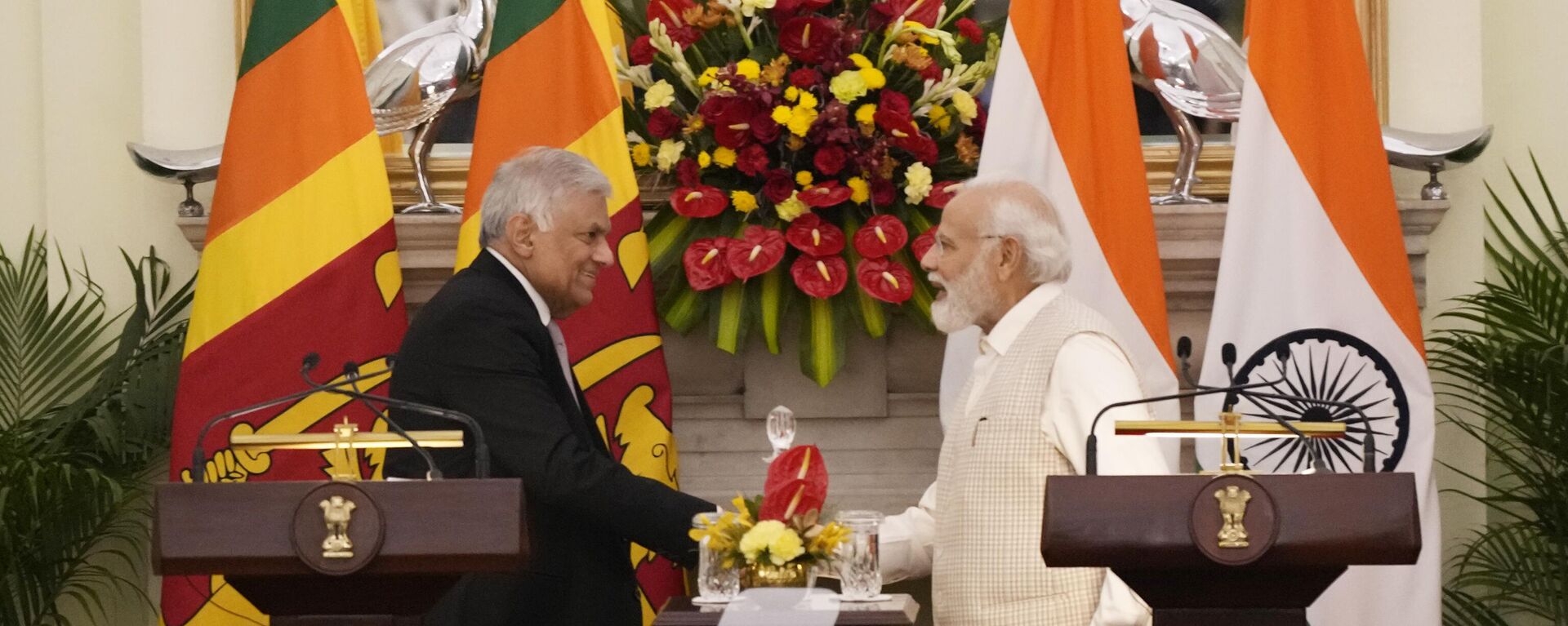 Indian Prime Minister Narendra Modi shakes hand with Sri Lankan President Ranil Wickremesinghe after making press statement respectively, in New Delhi, India, Friday, July 21, 2023. - Sputnik India, 1920, 21.05.2024