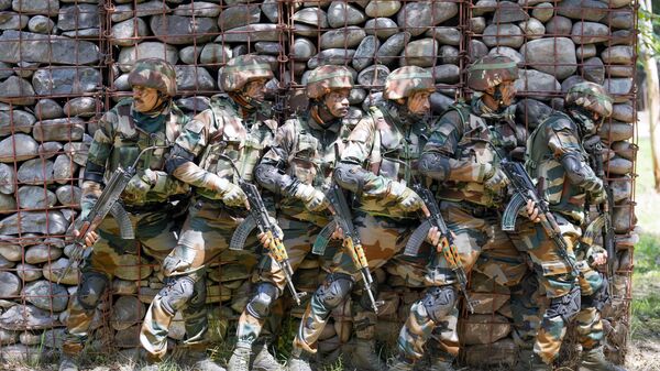 Indian army soldiers display a cordon and search operation along the Line of Control or LOC between India and Pakistan during a media tour arranged by the Indian army in Jammu and Kashmir's Poonch sector, India, Saturday, Aug.12, 2023. - Sputnik भारत